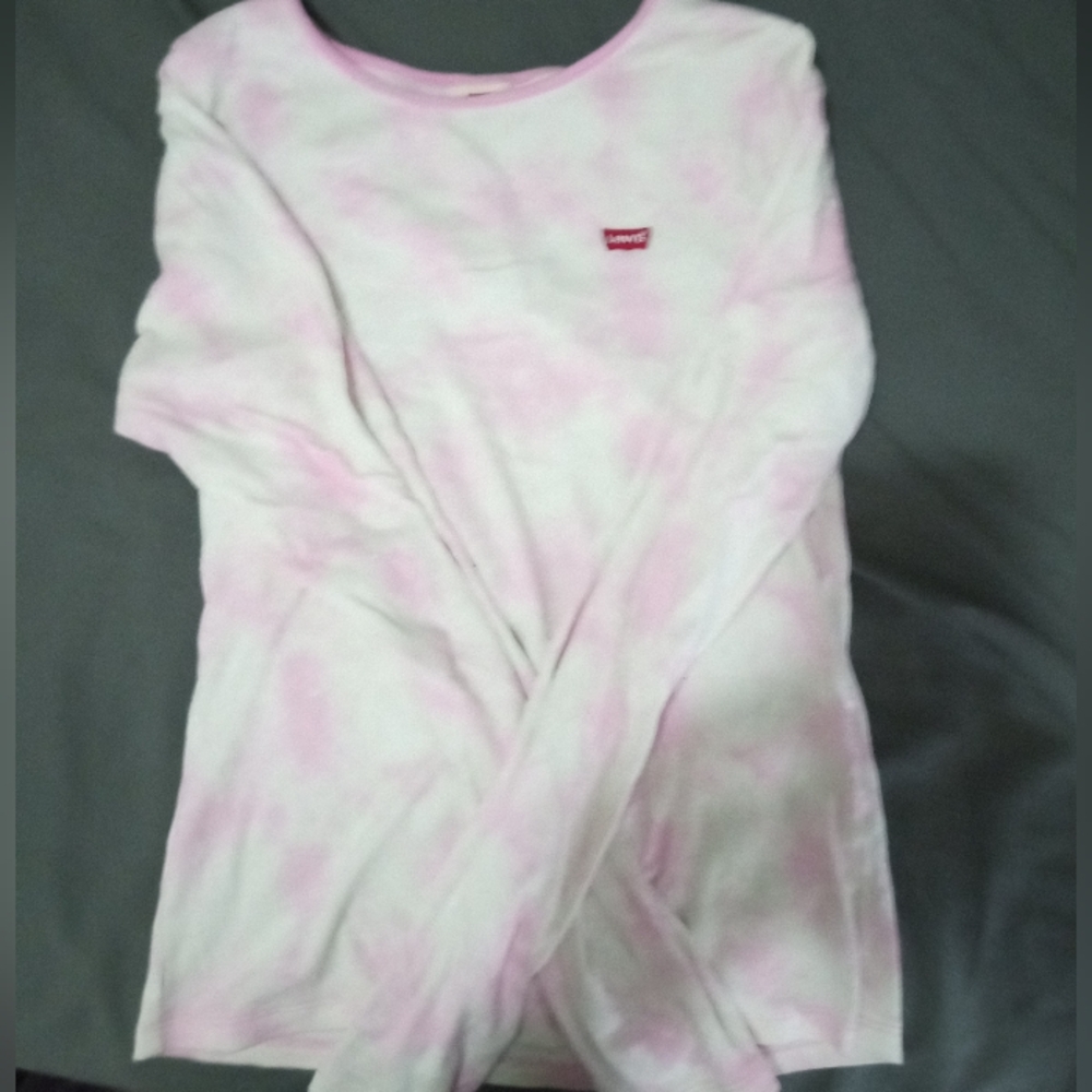 Levi's form fitting long sleeve shirt. Size: M
